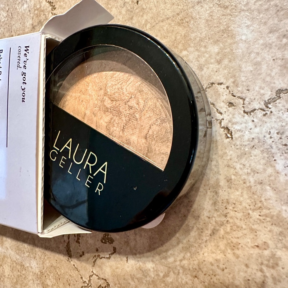 LAURA GELLER Baked Balance-n-Brighten Powder Foundation - Medium